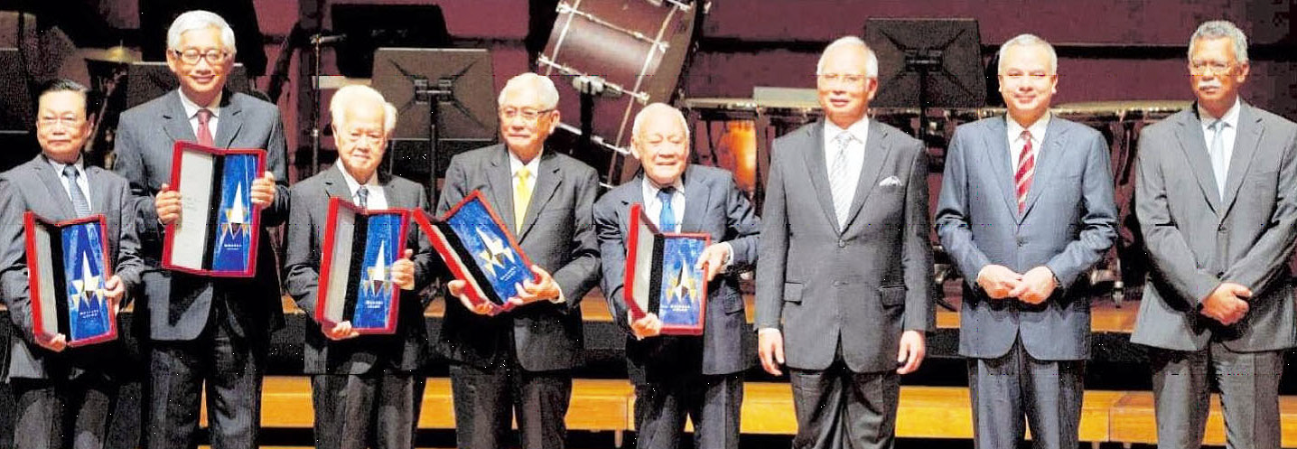 Prime Minister Datuk Seri Najib Razak (third from right), Regent of Perak Raja Dr Nazrin Shah (second from right) and Petronas chief executive officer Tan Sri Shamsul Azhar Abbas (right) with Merdeka Awards 2013 recipients at Philharmonic Hall Petronas in Kuala Lumpur. They are (from left) Emeritus Professor Datuk Dr Lam Sai Kit (Outstanding Scholastic Achievement category), Tan Sri Dr Yahya Awang (Health, Science and Technology category), Dr Lim Boo Liat (Environment category), Raja Tan Sri Muhammad Alias Raja Muhammad Ali (Education and Community category) and Tan Sri Arshad Ayub (Education and Community category). (Pic by Aizuddin Saad NST 06 February 2014)