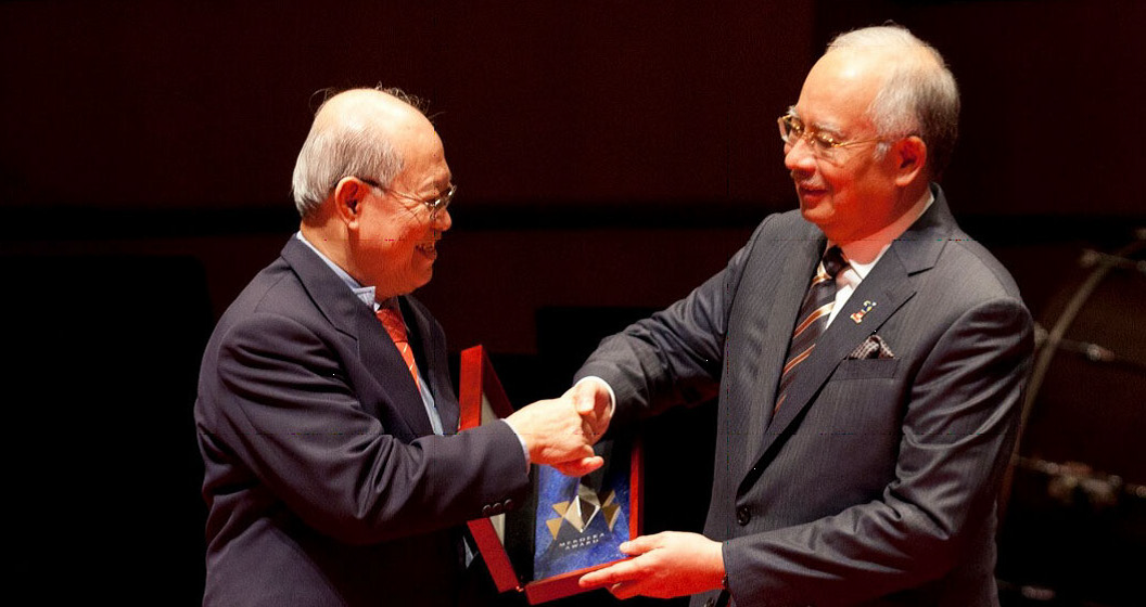 Prof. Mak Joon Wah receiving his Merdeka Award 2011 from Prime Minister Datuk Seri Najib Tun Razak